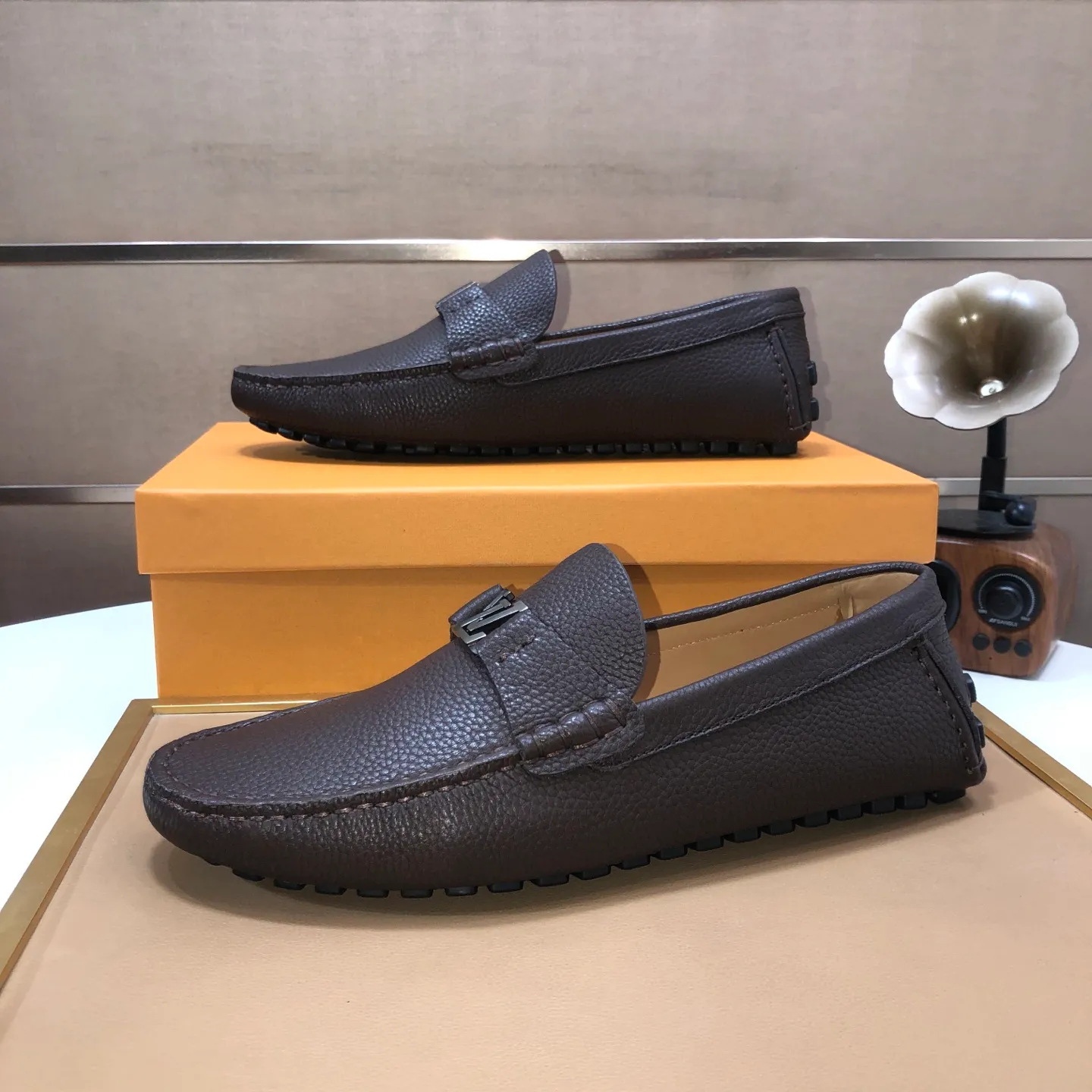Men's men's shoes 💰420💰 [LV Doudou shoes] (water-dyed cowhide lining) new model is on the market, available on the official website. The new Doudou shoes are processed into single-color materials, and the uppers are made of imported cowhide material. The body of the shoe is fully hemmed with mark thread, and is lined with imported original cowhide leather. The elegant shoe shape is super suitable for all-matching, and the size is 38-44.